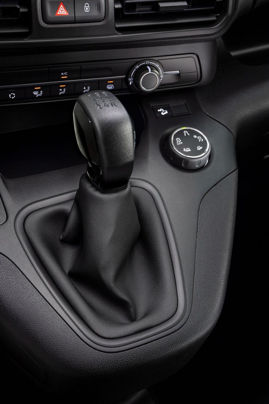 Детали интерьера Opel Combo Cargo 2018 года  (фото 19 из 26)